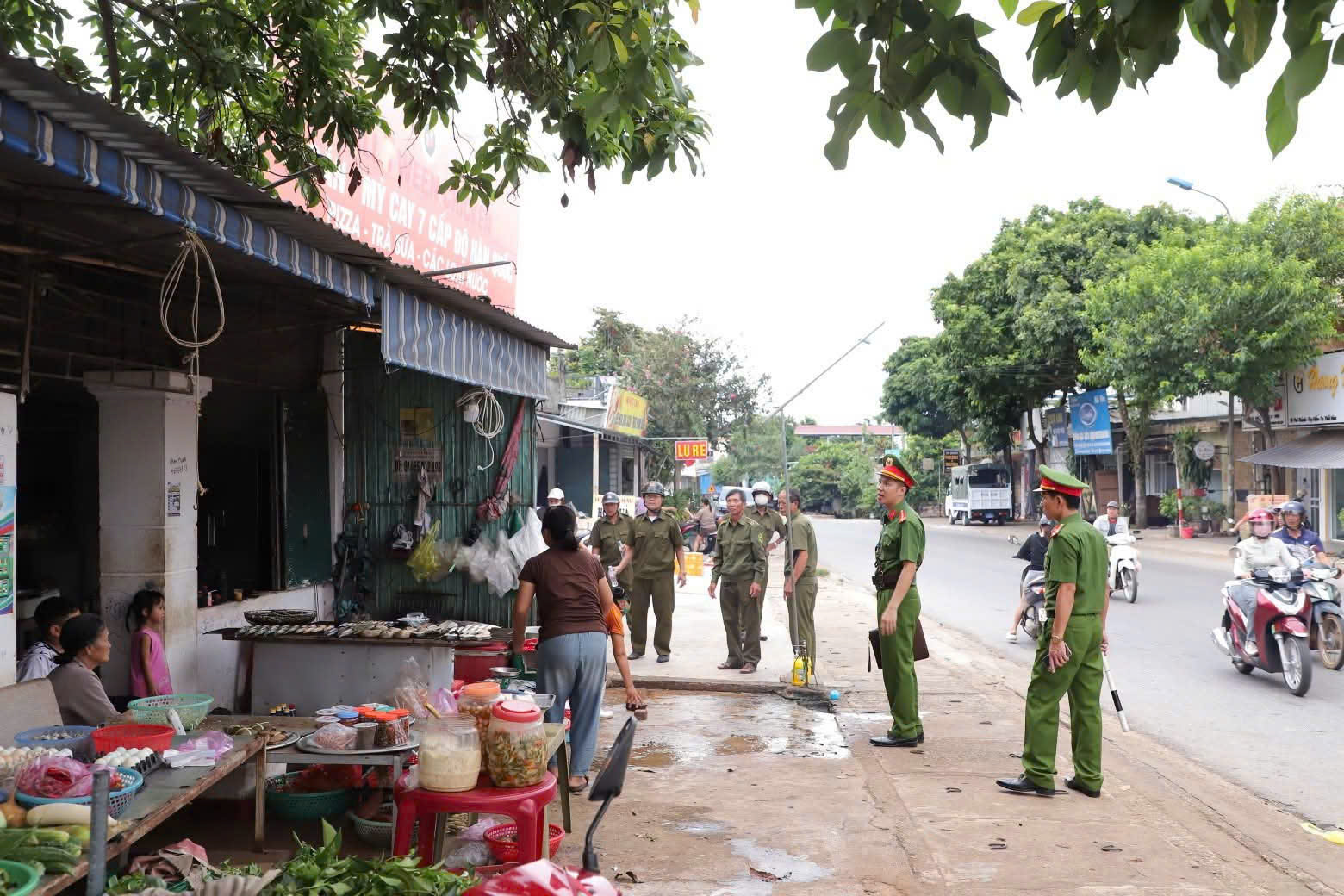 Công an phường Tây Hiếu ra quân cao điểm giải tỏa vi phạm, chống tái lấn chiếm hành lang ATGT đường bộ