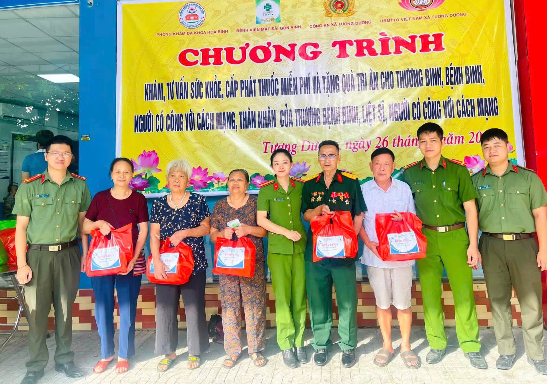 Tặng quà thương, bệnh binh, thân nhân Liệt sĩ, người có công với cách mạng