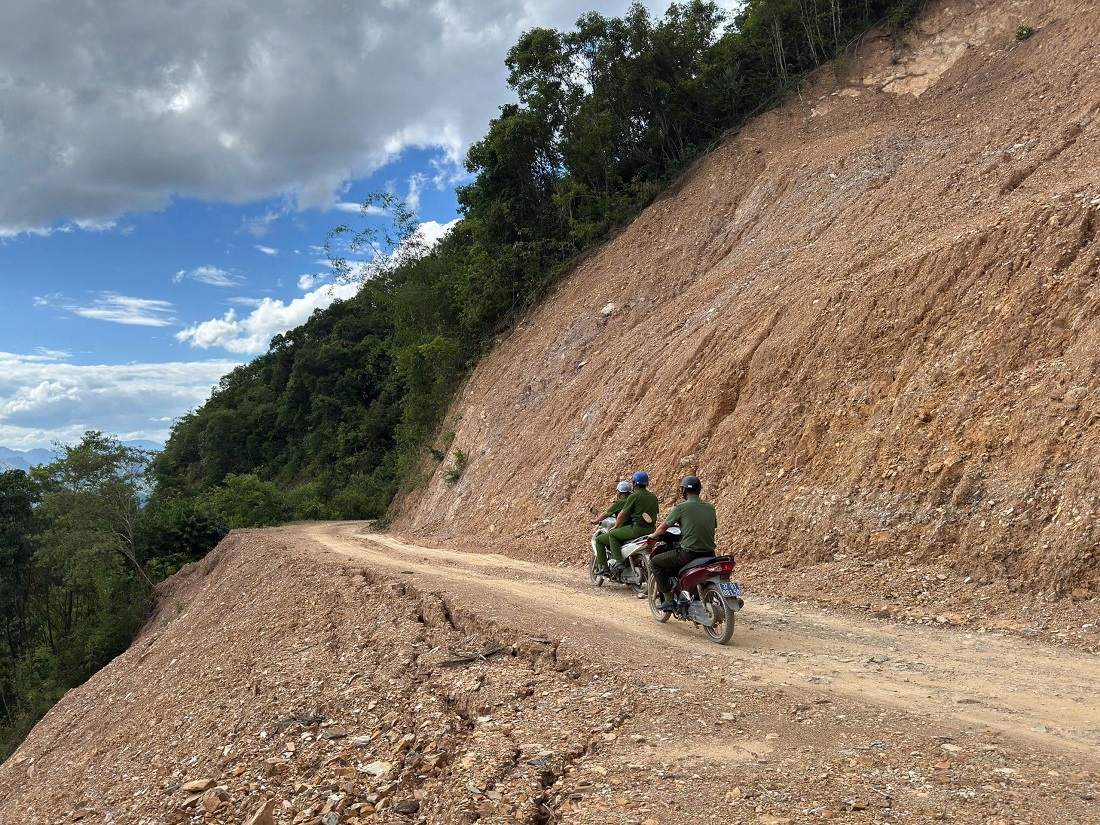 Cán bộ Công an xã Keng Đu vượt núi, băng rừng đưa tiện ích số đến với đồng bào