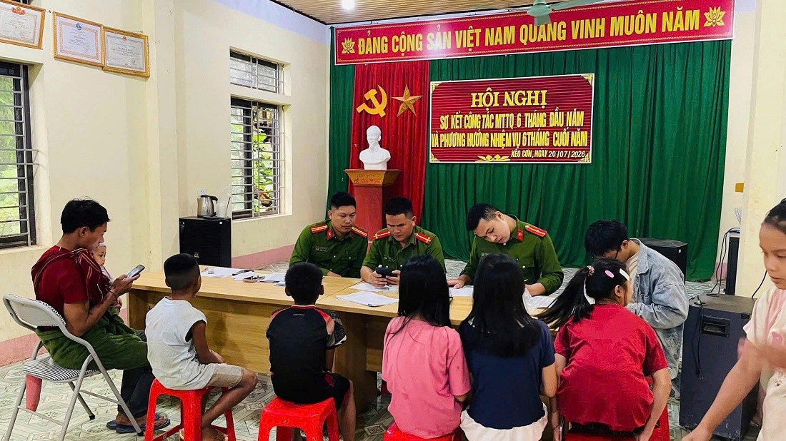 Với mục tiêu là để mỗi người dân đều được tiếp cận và thụ hưởng những tiện ích của chuyển đổi số, Công an xã Keng Đu tăng cường làm ngày, làm đêm, ngày cuối tuần