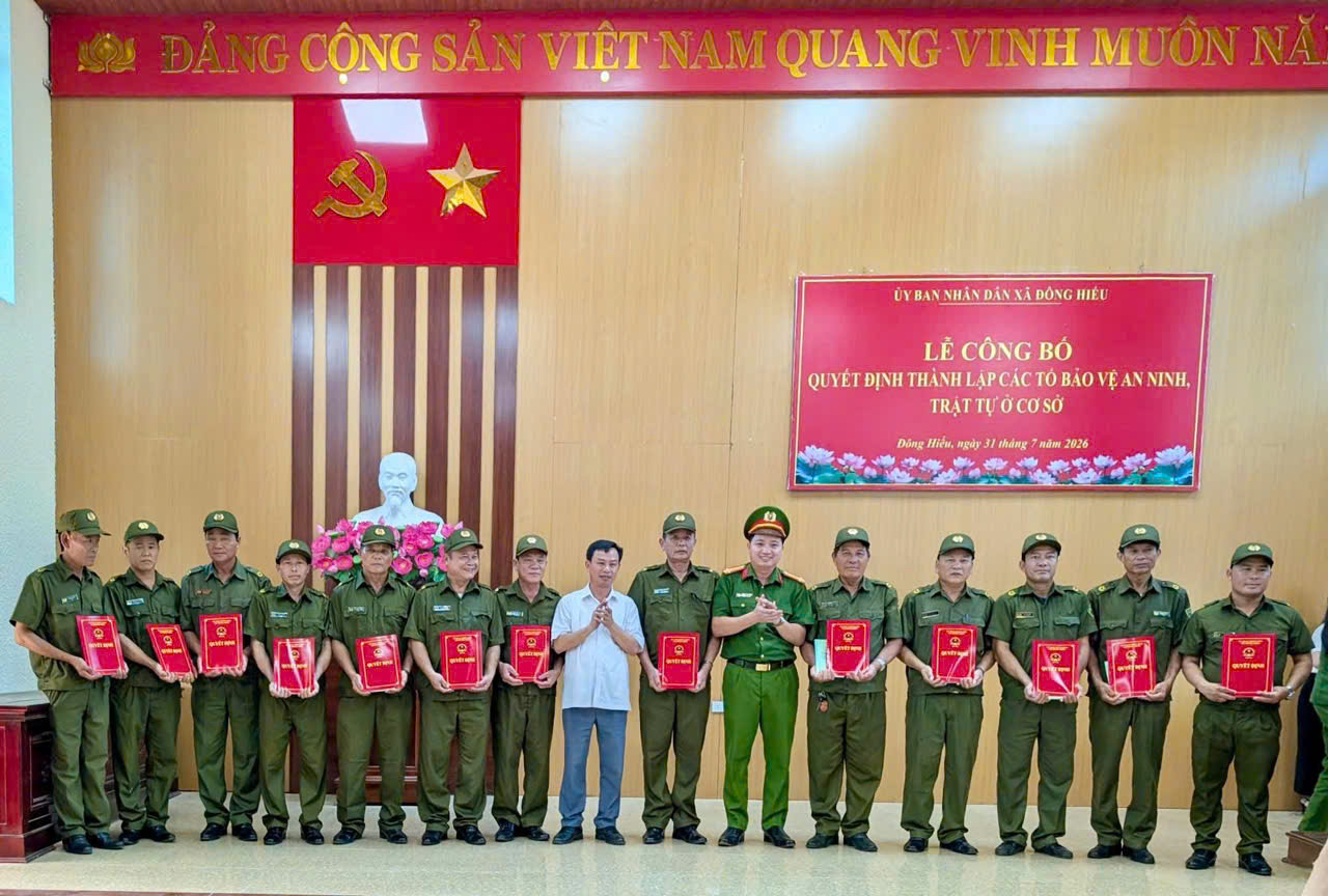 Trao Quyết định thành lập các Tổ tham gia bảo vệ an ninh, trật tự ở cơ sở