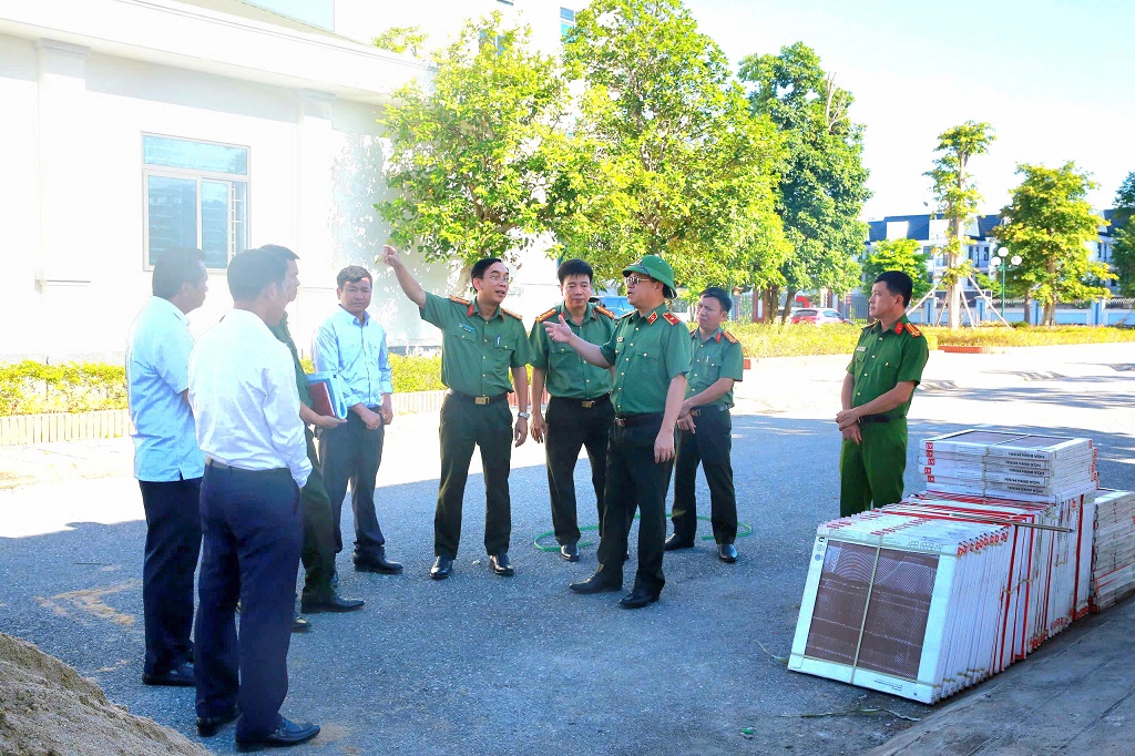 Đồng chí Thiếu tướng Đinh Việt Dũng, Giám đốc Công an tỉnh trực tiếp kiểm tra tiến độ cải tạo, nâng cấp công trình, công tác chuẩn bị các hạng mục phục vụ lễ công bố tại Trường Văn hóa Công an nhân dân VI