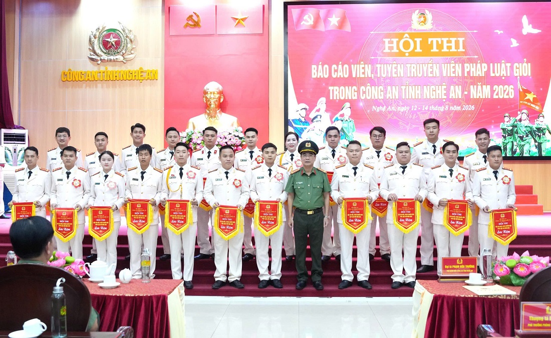Đồng chí Đại tá Phạm Hữu Trường, Phó Giám đốc Công an tỉnh trao cờ lưu niệm tặng tập thể, cá nhân tham gia Hội thi