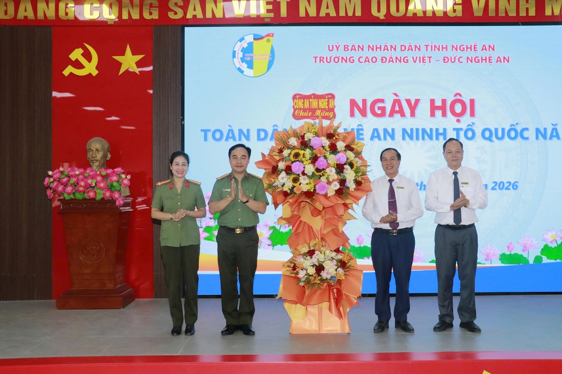 Công an tỉnh tặng hoa chúc mừng Trường Cao đẳng Việt – Đức