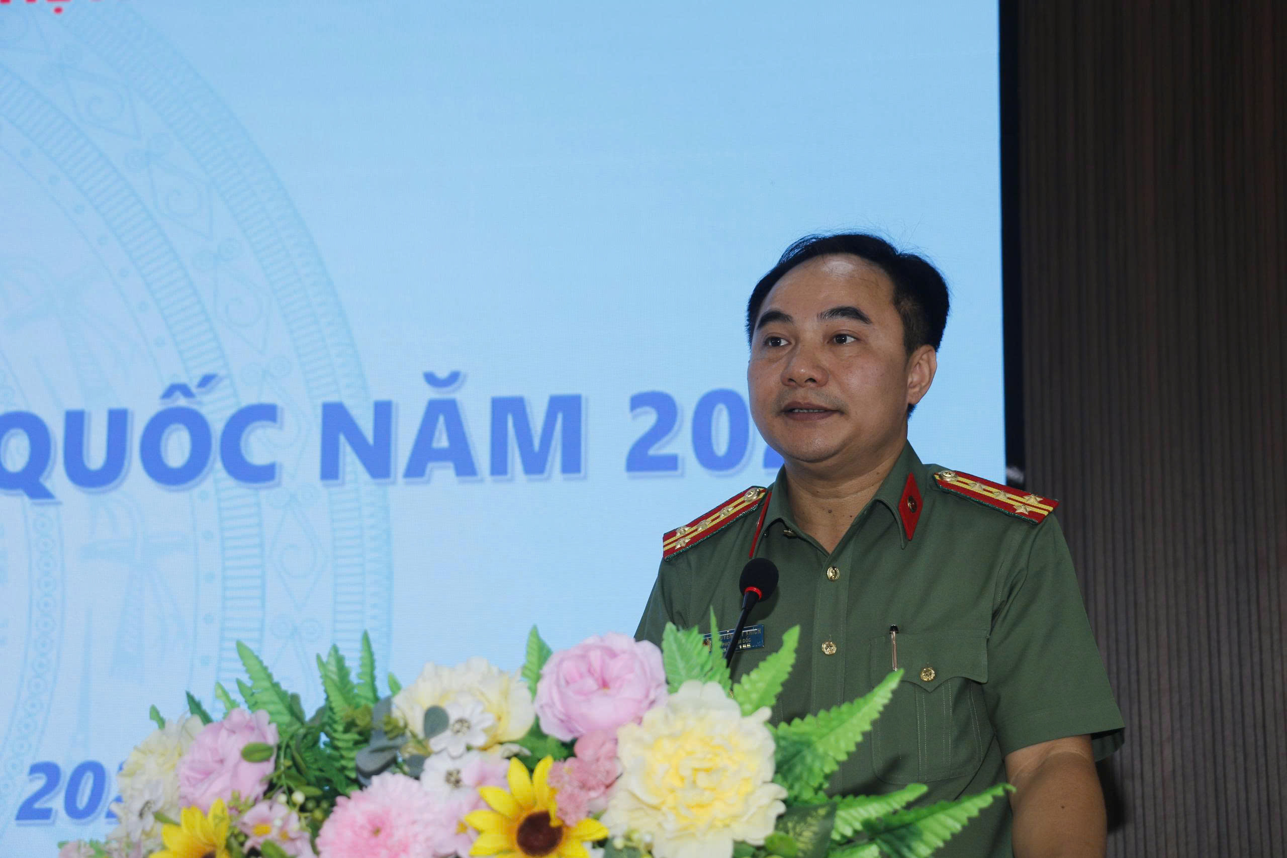 Đồng chí Đại tá Nguyễn Huy Khích - Phó Giám đốc Công an tỉnh phát biểu tại Ngày hội