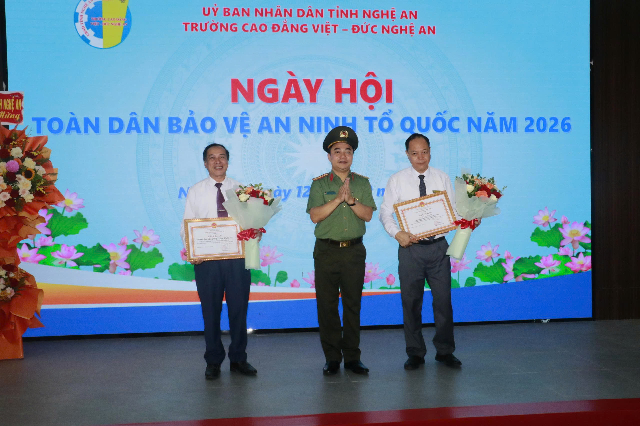 Đồng chí Đại tá Nguyễn Huy Khích Phó Giám đốc Công an tỉnh trao Giấy khen của Giám đốc Công an tỉnh tặng tập thể, cá nhân xuất sắc trong phong trào Toàn dân bảo vệ an ninh Tổ quốc