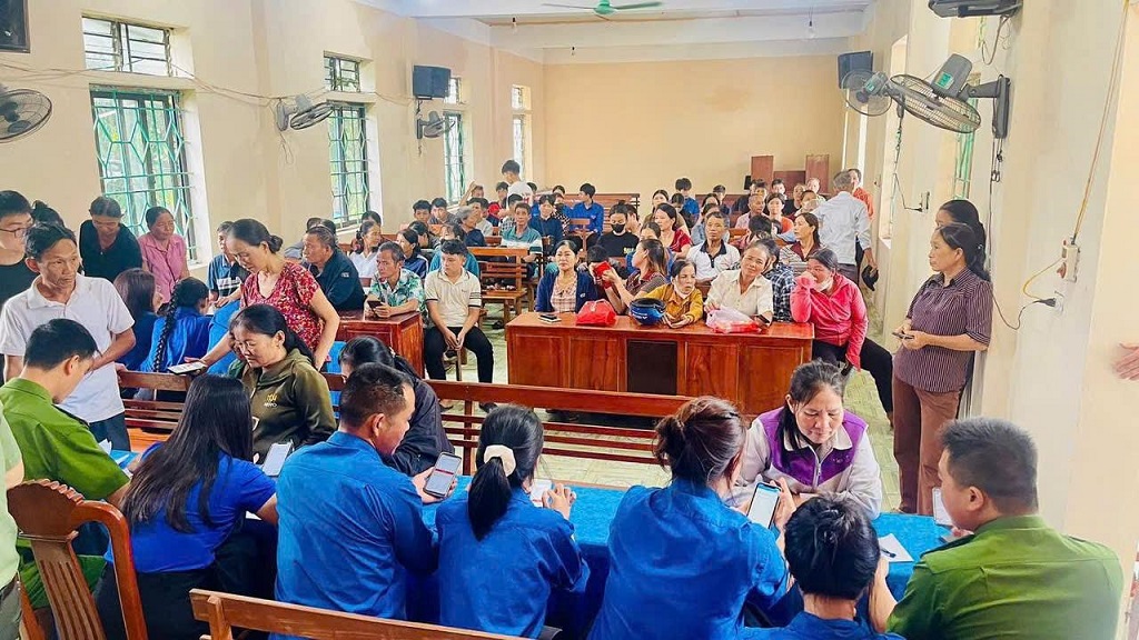 Công an xã Hoa Quân hướng dẫn người dân kích hoạt tài khoản định danh mức độ 2