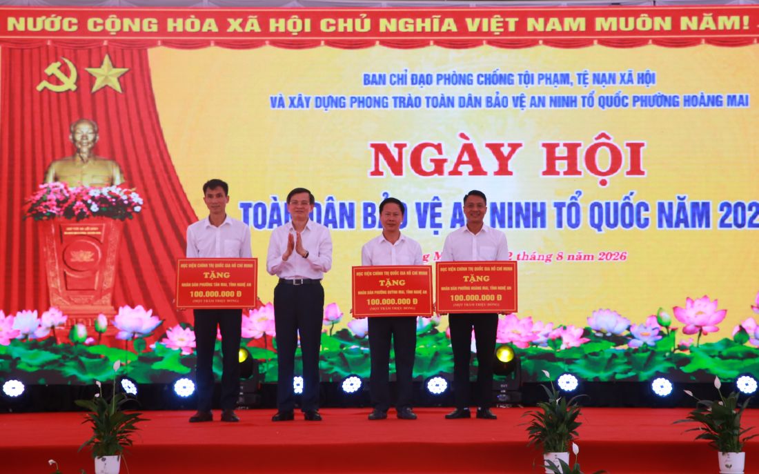 Đồng chí Đoàn Minh Huấn - Ủy viên Bộ Chính trị, Giám đốc Học viện Chính trị Quốc gia Hồ Chí Minh, Phó Chủ tịch Thường trực Hội đồng Lý luận Trung ương tặng quà Ủy ban MTTQ các phường Hoàng Mai, Quỳnh Mai, Tân Mai
