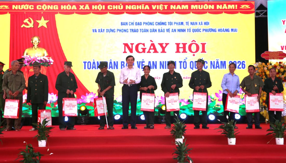 Đồng chí Đoàn Minh Huấn - Ủy viên Bộ Chính trị, Giám đốc Học viện Chính trị Quốc gia Hồ Chí Minh, Phó Chủ tịch Thường trực Hội đồng Lý luận Trung ương tặng quà các gia đình có hoàn cảnh khó khăn