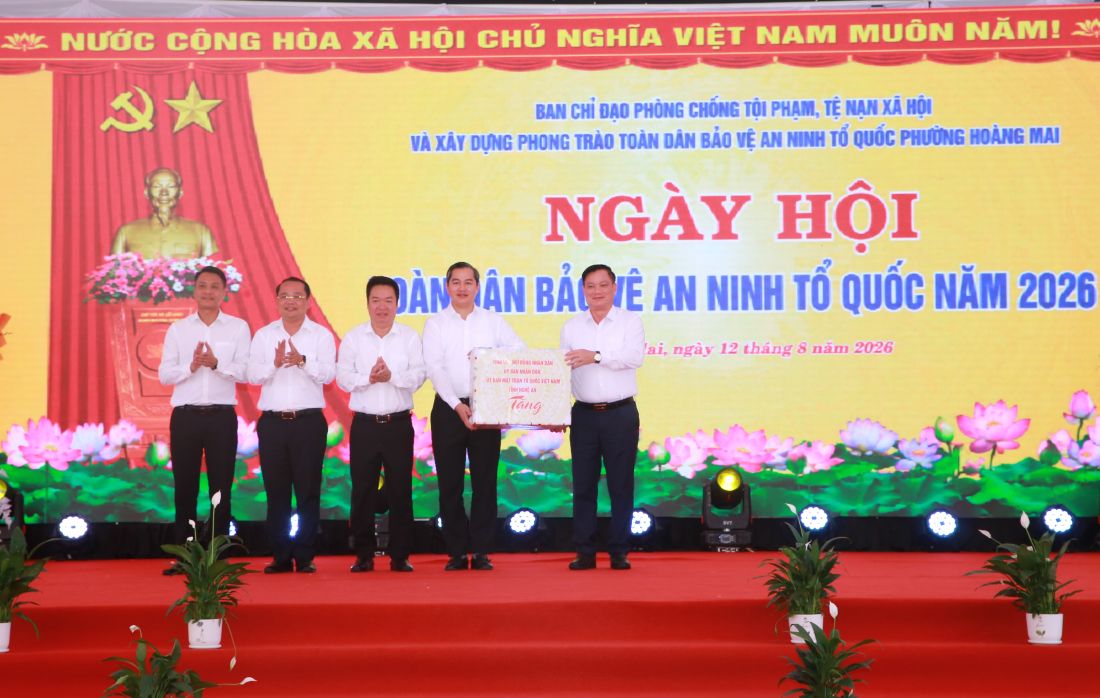 Đồng chí Nguyễn Khắc Thận - Ủy viên Ban Chấp hành Trung ương Đảng, Bí thư Tỉnh uỷ, Trưởng Đoàn đại biểu Quốc hội tỉnh tặng quà Đảng bộ, chính quyền và Nhân dân phường Hoàng Mai