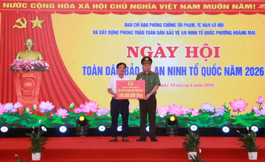 Đồng chí Thiếu tướng Đinh Việt Dũng, Ủy viên Ban Thường vụ Tỉnh ủy, Bí thư Đảng ủy, Giám đốc Công an tỉnh trao quà hỗ trợ xây dựng Nhà tình nghĩa của Công an tỉnh tặng gia đình ông Lê Công Thuyết