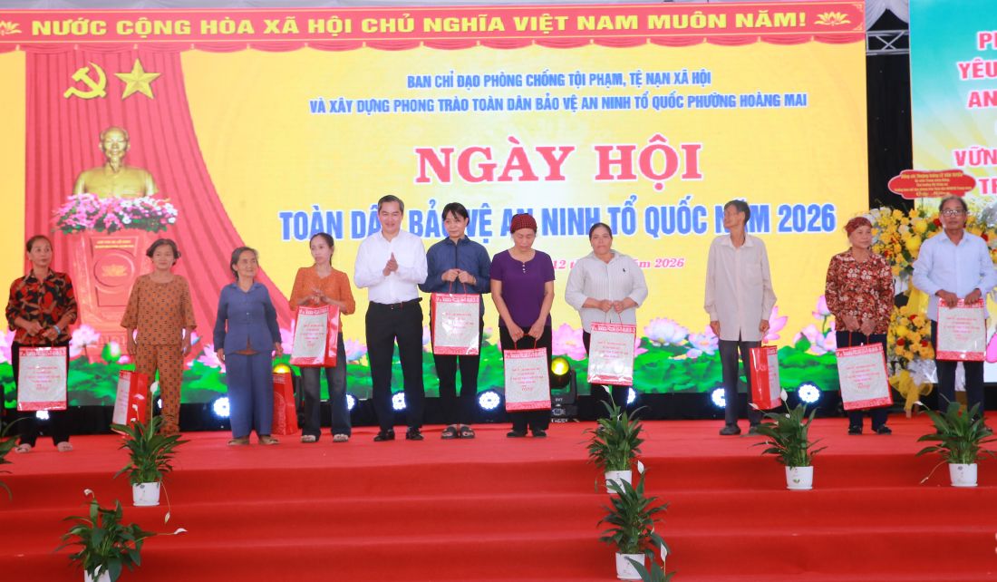 Đồng chí Nguyễn Hữu An - Tỉnh ủy viên, Bí thư Đảng ủy phường Hoàng Mai tặng quà các gia đình có hoàn cảnh khó khăn