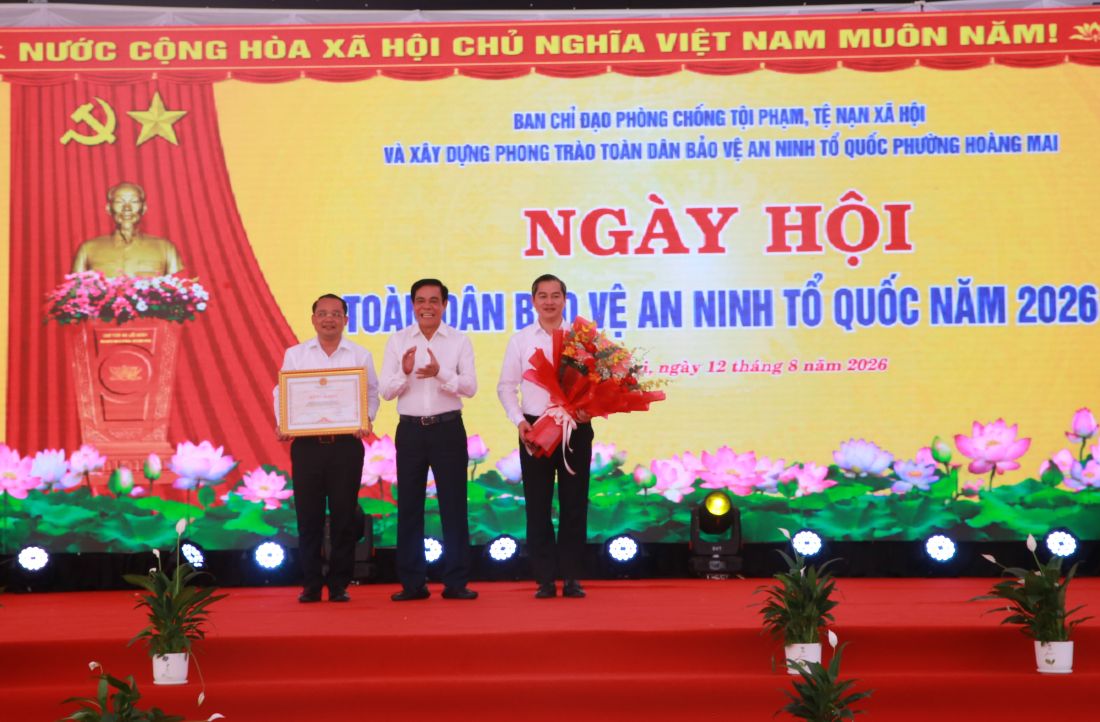 Đồng chí Võ Trọng Hải - Phó Bí thư Tỉnh ủy, Chủ tịch UBND tỉnh trao Bằng khen của Chủ tịch UBND tỉnh tặng Nhân dân và cán bộ phường Hoàng Mai