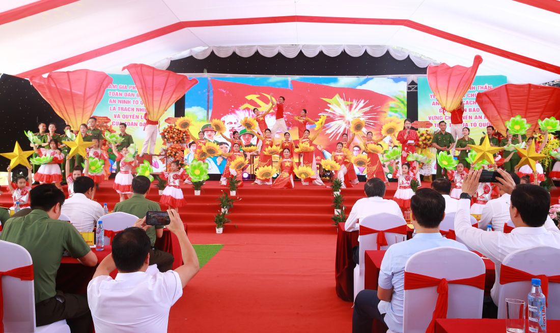 Văn nghệ chào mừng Ngày hội