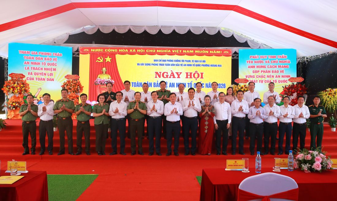 Đại biểu chụp ảnh lưu niệm