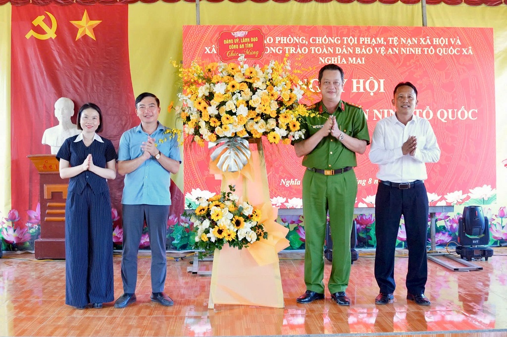 Thay mặt Ban Thường vụ Đảng ủy, Lãnh đạo Công an tỉnh, đồng chí Đại tá Nguyễn Đức Cường, Ủy viên Ban Thường vụ Đảng ủy, Phó Giám đốc Công an tỉnh tặng hoa chúc mừng Đảng bộ, chính quyền và Nhân dân xã Nghĩa Mai