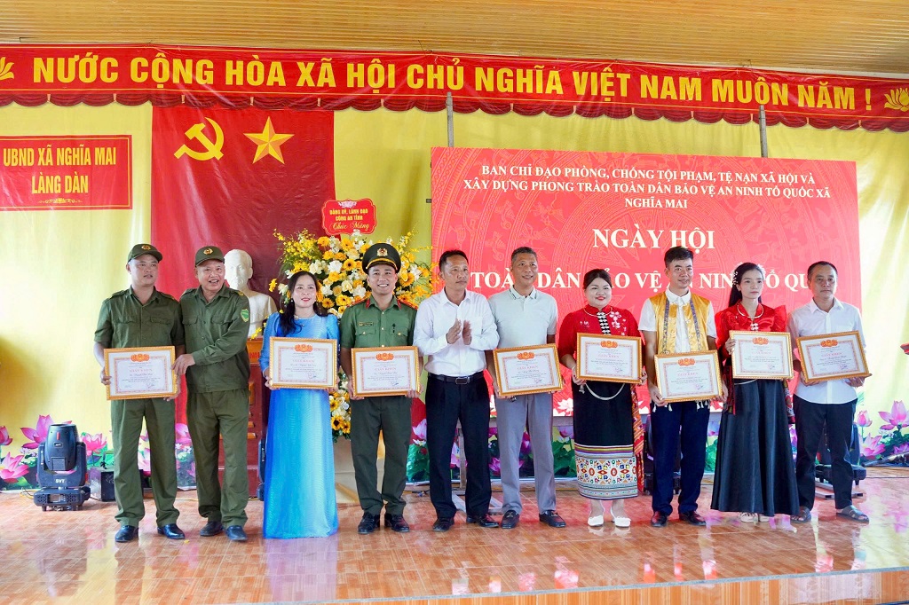 Trao Giấy khen của UBND xã tặng tập thể, cá nhân có thành tích xuất sắc trong xây dựng phong trào toàn dân bảo vệ an ninh Tổ quốc