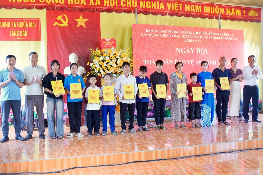 Trao quà tặng học sinh nghèo vượt khó
