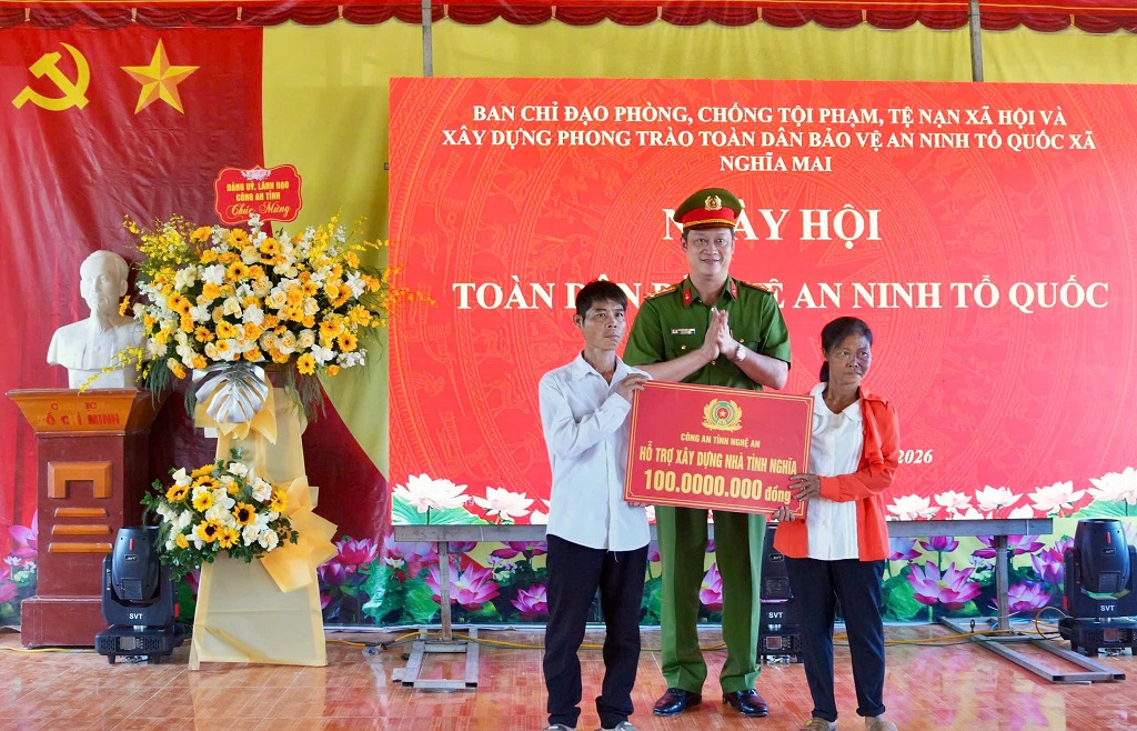 Đồng chí Đại tá Nguyễn Đức Cường - Ủy viên Ban Thường vụ Đảng ủy, Phó Giám đốc Công an tỉnh trao biểu trưng hỗ trợ xây dựng nhà tình nghĩa tặng hộ gia đình có hoàn cảnh khó khăn