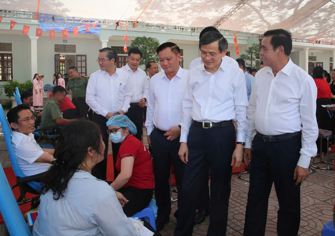 Đồng chí Đoàn Minh Huấn - Ủy viên Bộ Chính trị, Giám đốc Học viện Chính trị Quốc gia Hồ Chí Minh, Phó Chủ tịch Thường trực Hội đồng Lý luận Trung ương cùng đại biểu thăm hỏi, động viên cán bộ và Nhân dân phường Hoàng Mai tham gia hiến máu nhân đạo