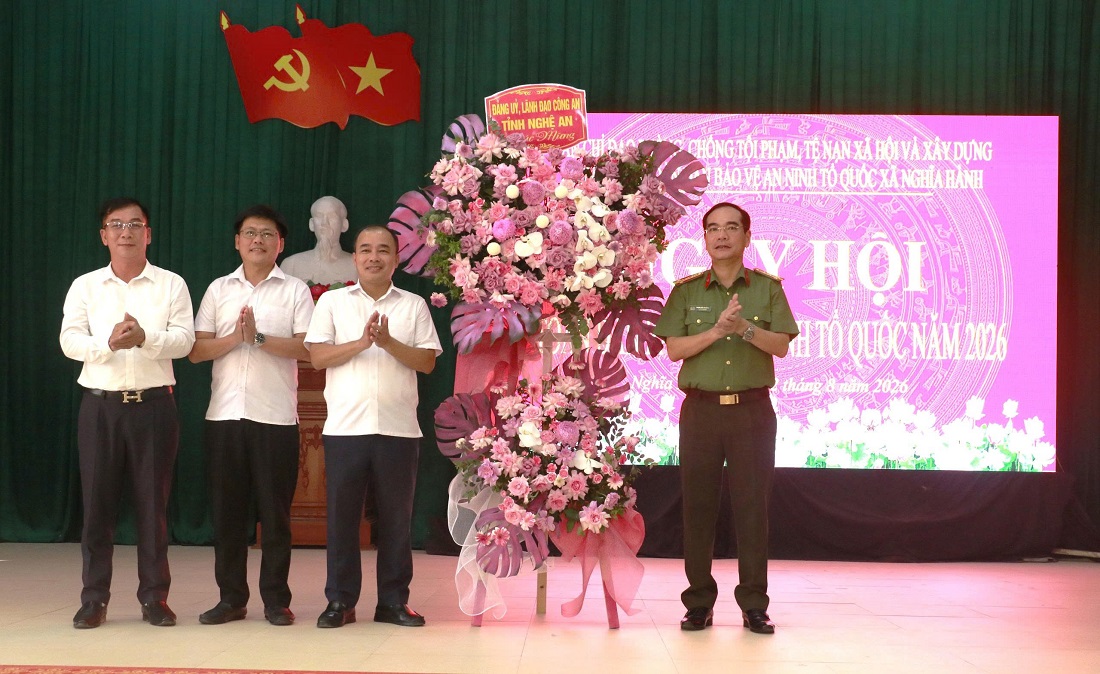 Thay mặt Ban Thường vụ Đảng ủy, Lãnh đạo Công an tỉnh, đồng chí Đại tá Phạm Hữu Trường, Phó Giám đốc Công an tỉnh tặng hoa chúc mừng Đảng bộ, chính quyền và Nhân dân xã Nghĩa Hành