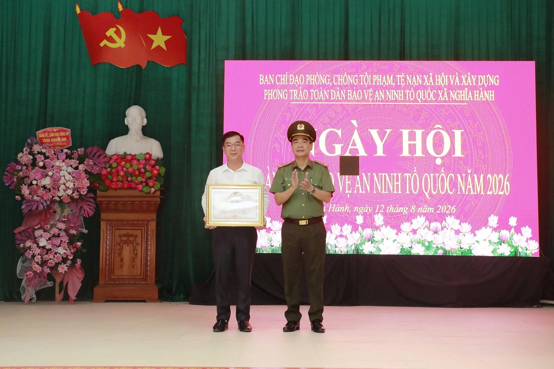 Thừa ủy quyền, đồng chí Đại tá Phạm Hữu Trường, Phó Giám đốc Công an tỉnh trao Bằng khen của Chủ tịch UBND tỉnh tặng đồng chí Nguyễn Xuân Nam, Phó Bí thư Đảng ủy, Chủ tịch UBND xã về thành tích xuất sắc trong triển khai thực hiện phong trào toàn dân bảo vệ an ninh Tổ quốc năm 2026
