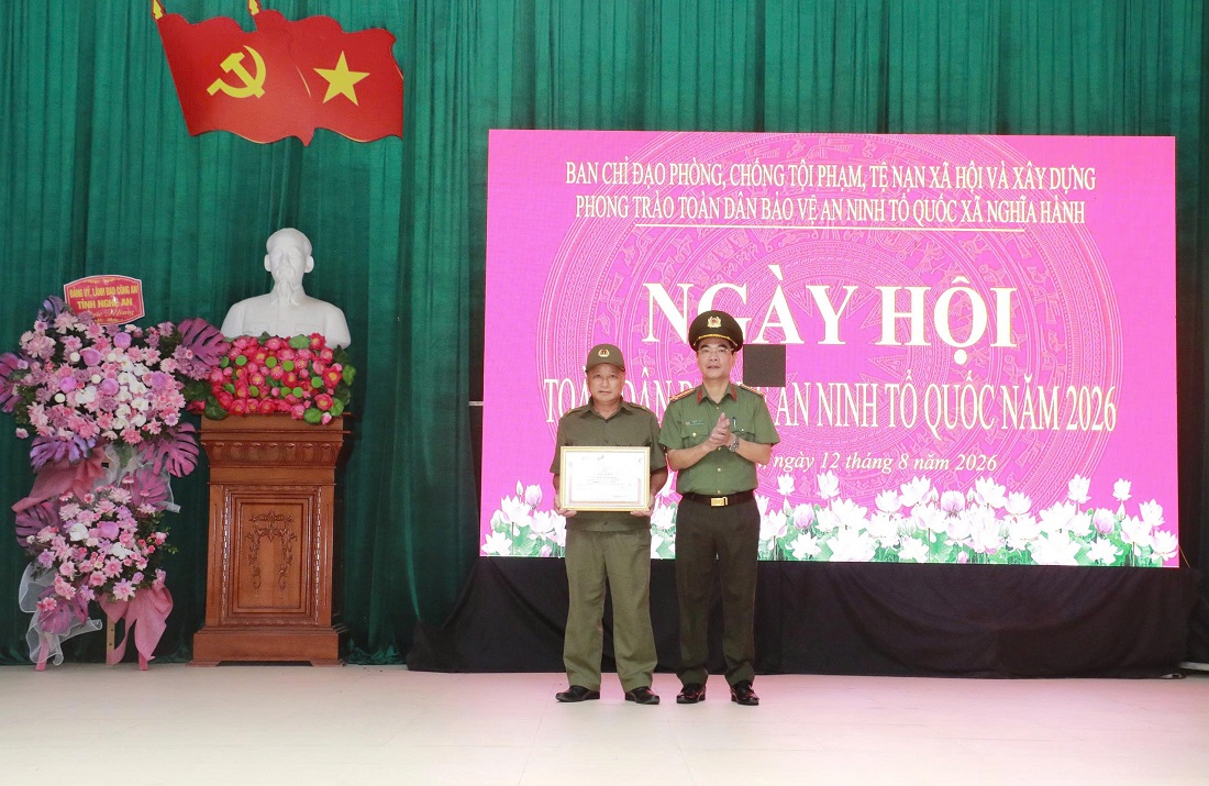 Đồng chí Đại tá Phạm Hữu Trường, Phó Giám đốc Công an tỉnh trao Giấy khen của Giám đốc Công an tỉnh tặng cá nhân có thành tích xuất sắc trong phong trào toàn dân bảo vệ an ninh Tổ quốc