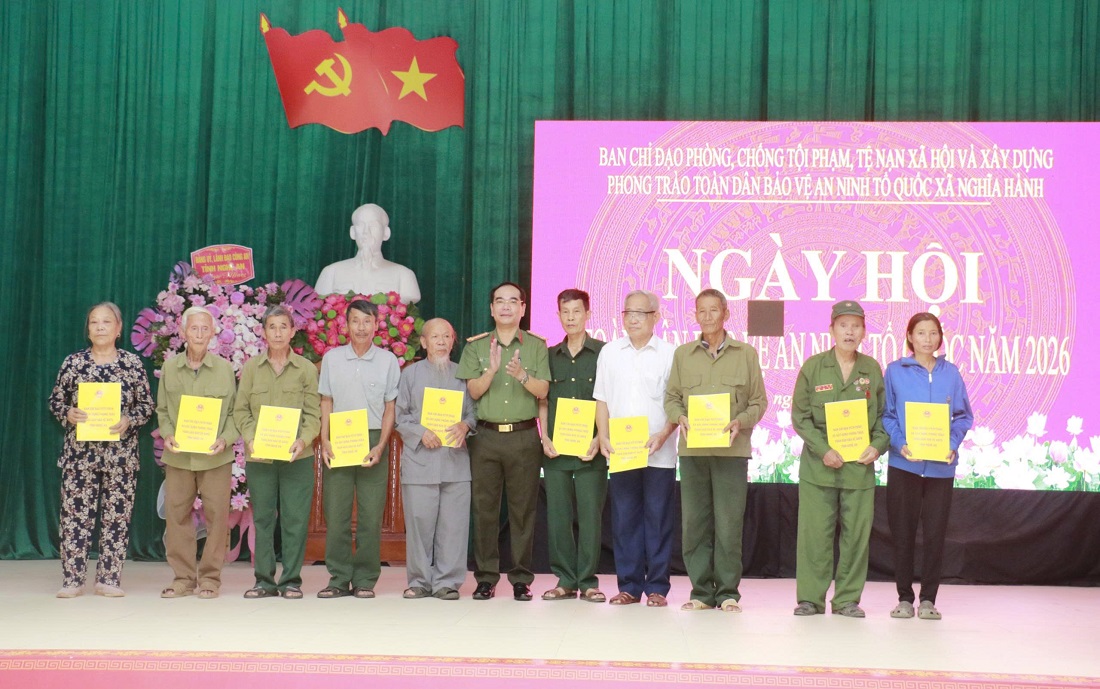 Đồng chí Đại tá Phạm Hữu Trường, Phó Giám đốc Công an tỉnh trao quà tặng hộ gia đình chính sách