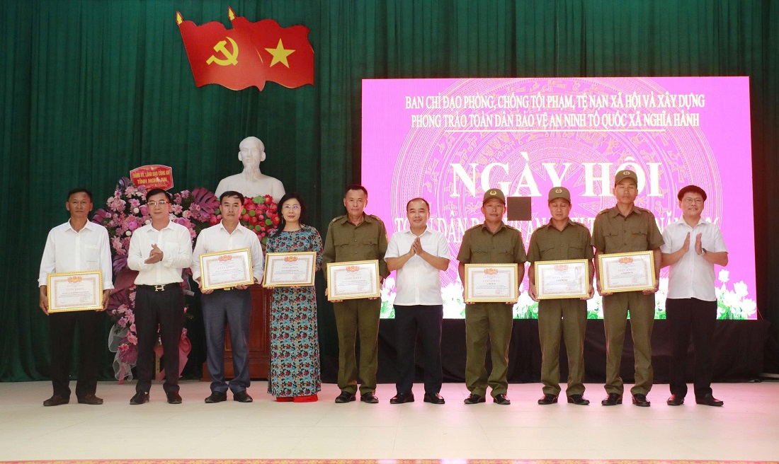 Trao Giấy khen của UBND xã tặng tập thể, cá nhân có thành tích xuất sắc trong xây dựng phong trào toàn dân bảo vệ an ninh Tổ quốc
