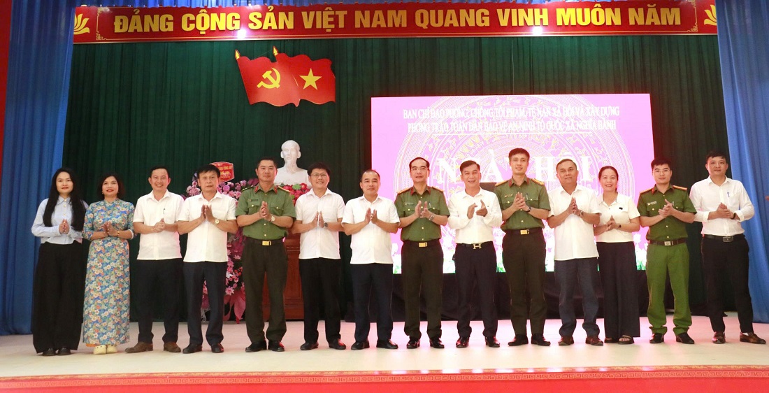 Đại biểu chụp ảnh lưu niệm