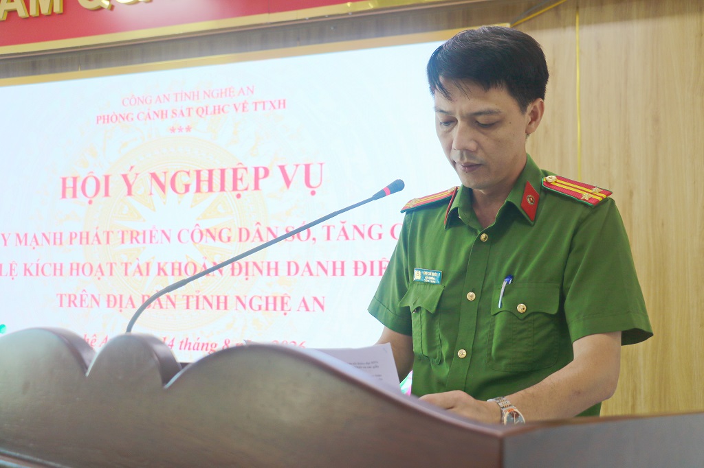 Đại diện Phòng Cảnh sát Quản lý hành chính về trật tự xã hội phát biểu tại Hội nghị