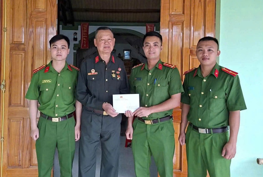 Công an xã thăm hỏi, tặng quà nhân Ngày Thương binh - Liệt sĩ