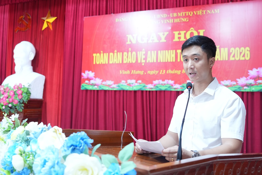 Đại diện UBND phường Vinh Hưng điều hành phần khen thưởng