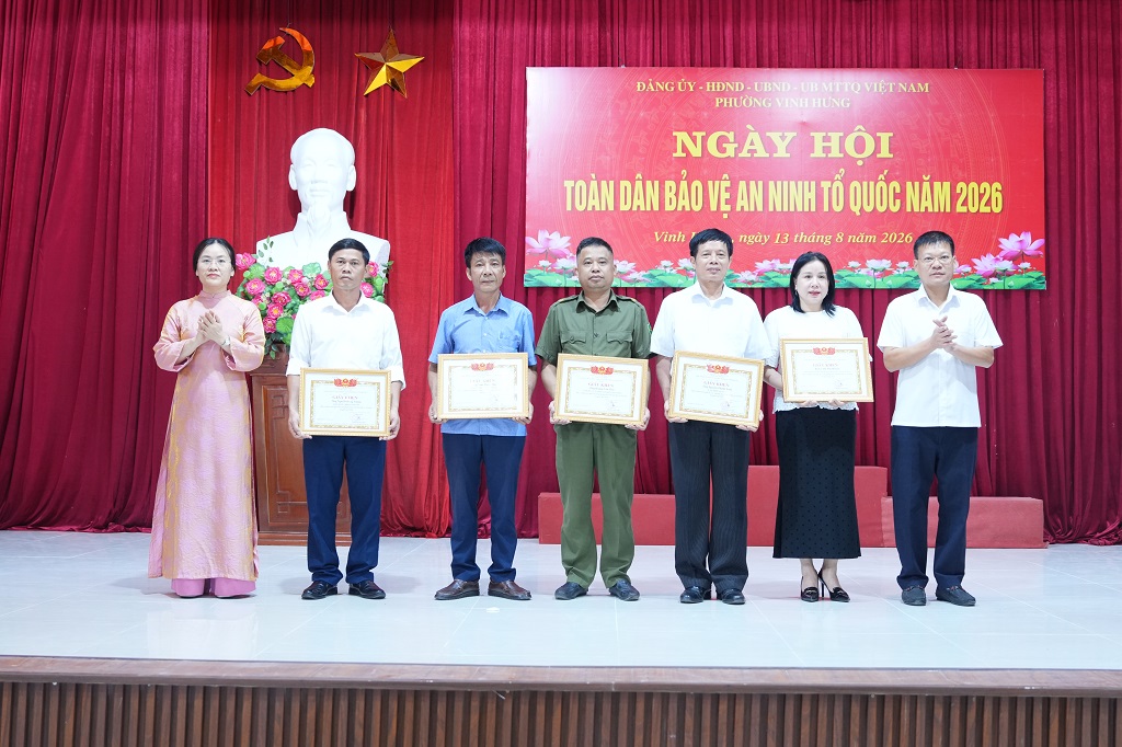 Trao khen thưởng tặng tập thể, cá nhân có thành tích xuất sắc trong phong trào toàn dân bảo vệ ANTQ
