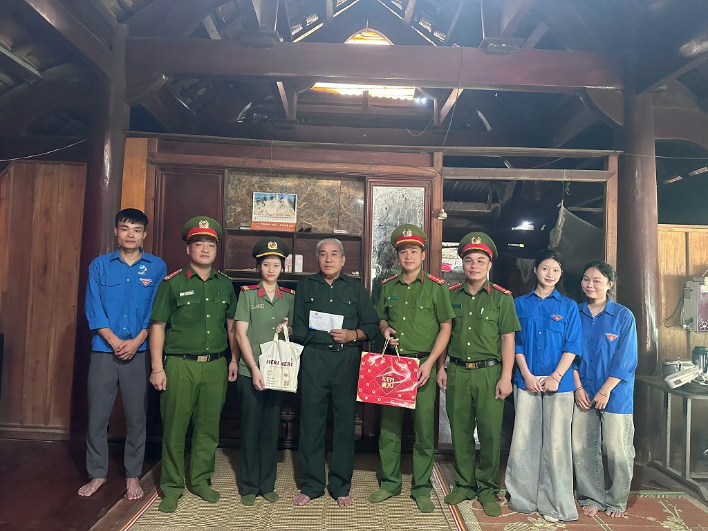 Công an xã thăm hỏi, tặng quà nhân Ngày Thương binh - Liệt sĩ