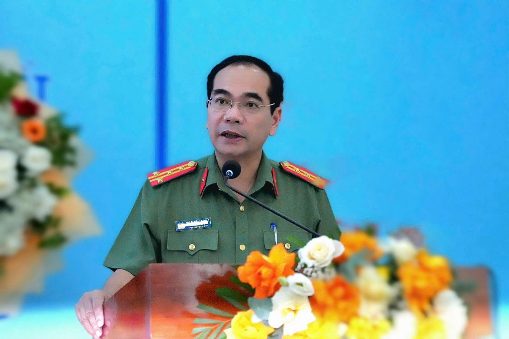 Đồng chí Đại tá Phạm Hữu Trường, Ủy viên Ban Thường vụ Đảng ủy, Phó Giám đốc Công an tỉnh phát biểu tại chương trình