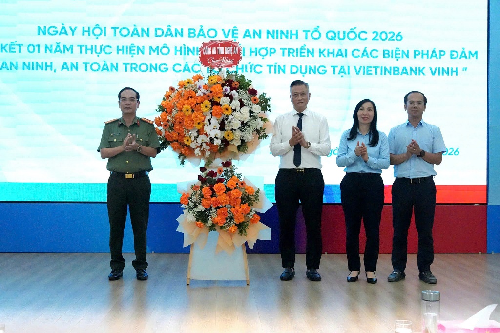 Thay mặt Ban Thường vụ Đảng ủy, Lãnh đạo Công an tỉnh, đồng chí Đại tá Phạm Hữu Trường, Phó Giám đốc Công an tỉnh tặng hoa chúc mừng Lãnh đạo, cán bộ, nhân viên VietinBank Chi nhánh Vinh