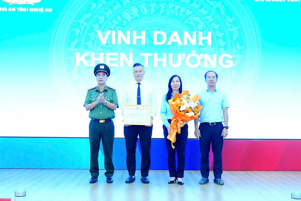 Đồng chí Đại tá Phạm Hữu Trường, Phó Giám đốc Công an tỉnh trao Giấy khen của Giám đốc Công an tỉnh tặng tập thể VietinBank Chi nhánh Vinh