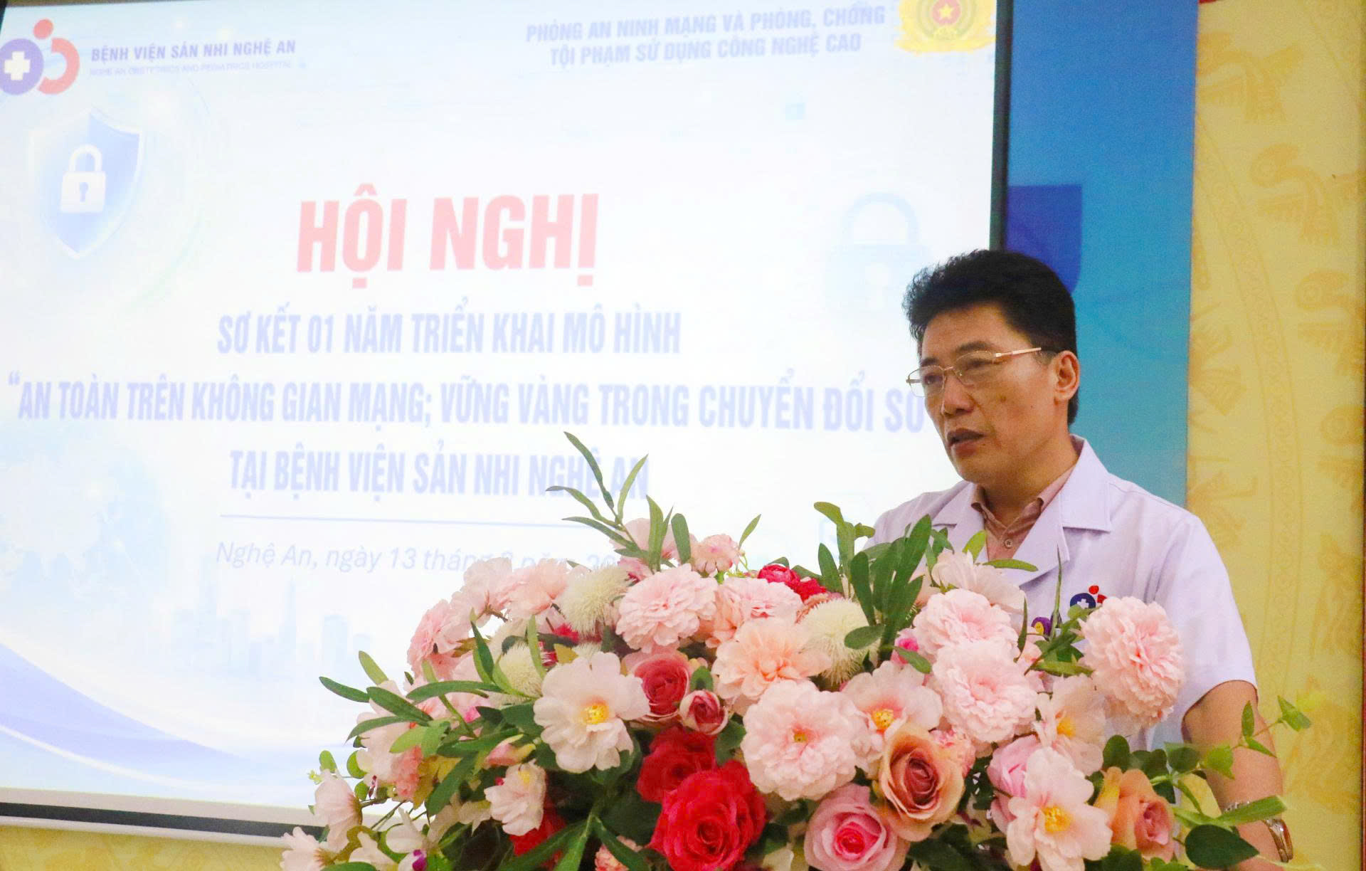 Đồng chí Tăng Xuân Hải, Giám đốc Bệnh viện Sản Nhi Nghệ An phát biểu tại hội nghị