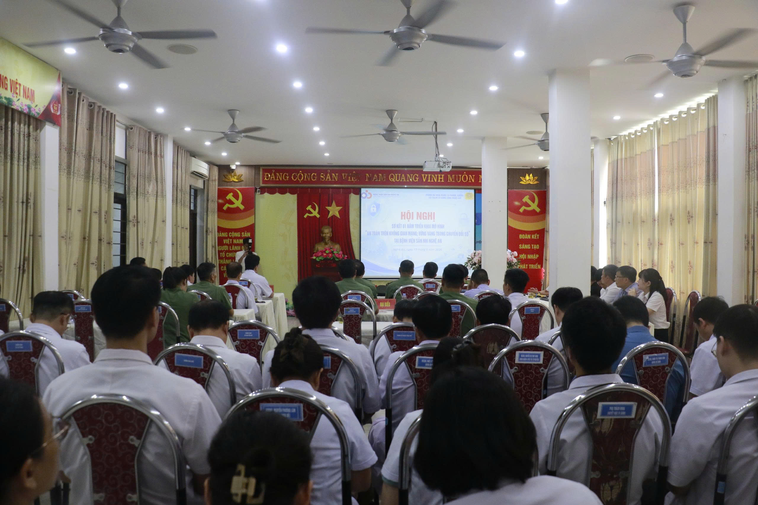 Đại biểu tham dự Hội nghị