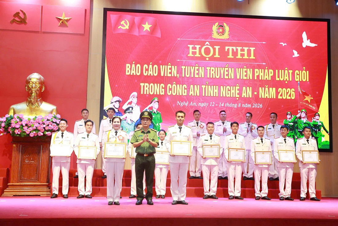 Đồng chí Đại tá Phạm Hữu Trường, Phó Giám đốc Công an tỉnh trao giải Nhất cho tập thể Đội thi Khối xây dựng lực lượng và đồng chí Thượng úy Nguyễn Đình Thiện, cán bộ Phòng Cảnh sát hình sự