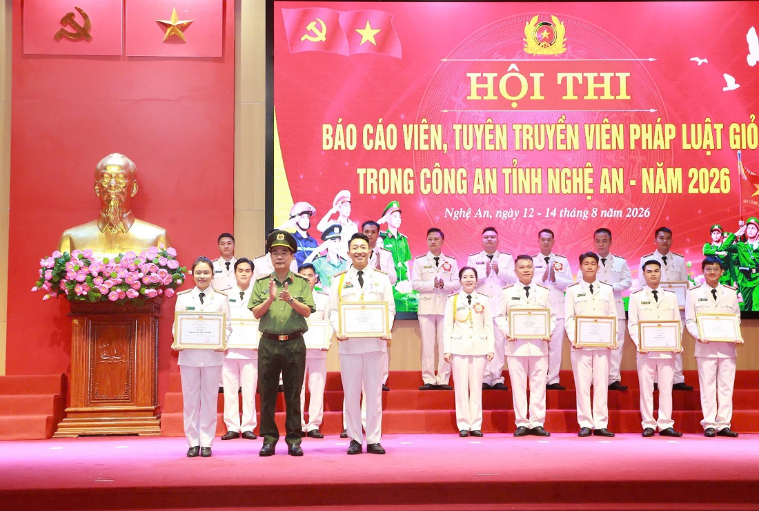 Đồng chí Đại tá Phạm Hữu Trường, Phó Giám đốc Công an tỉnh trao giải Nhì cho tập thể Đội thi Khối An ninh và đồng chí Đại úy Nguyễn Ngọc An, cán bộ Phòng Cảnh sát giao thông