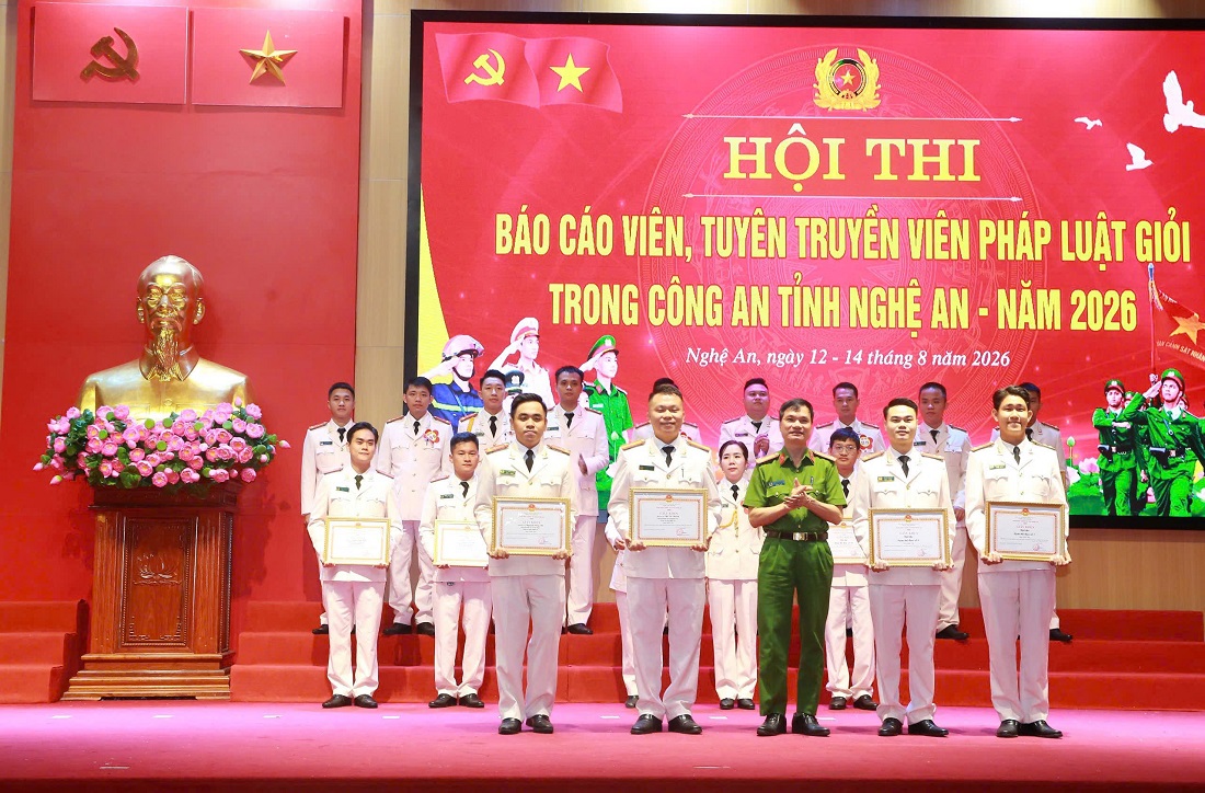Trao giải Ba cho các đội thi