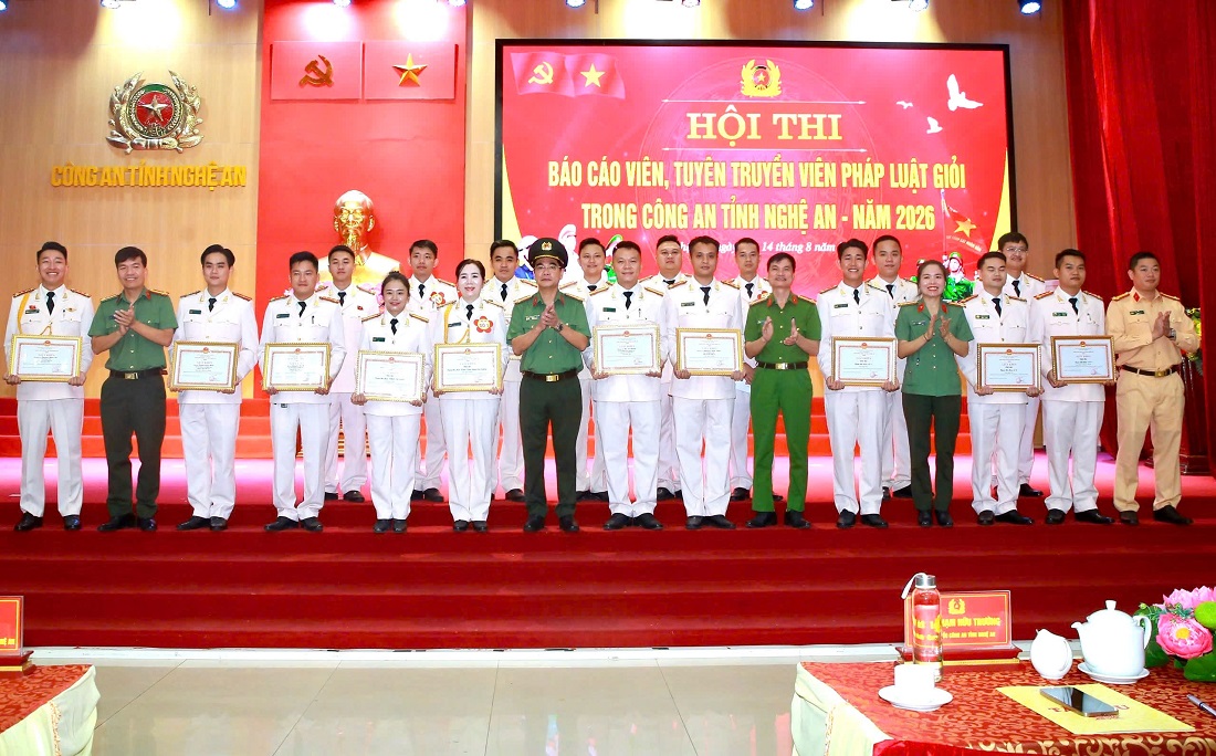 Đại biểu chụp ảnh lưu niệm cùng các đội thi