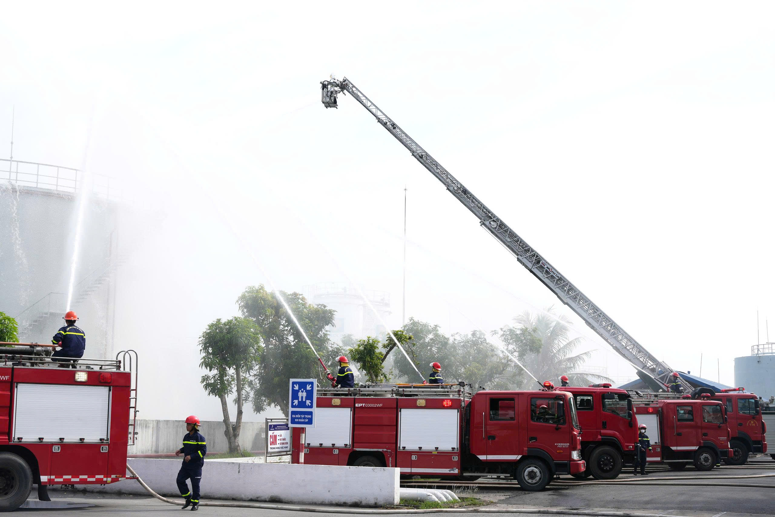 Tình huống giả định tại buổi thực tập, đám cháy giả định tại Kho xăng dầu, lực lượng Cảnh sát PCCC và CNCH cùng đơn vị, lực lượng tham gia chữa cháy, tìm kiếm CNCH
