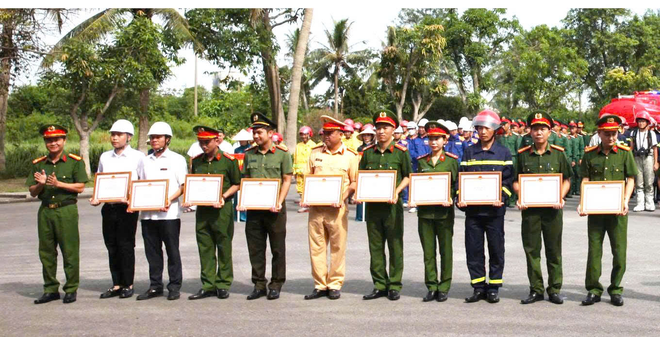 Đ ồng chí Bùi Thanh An, Ủy viên Ban Thường vụ Tỉnh ủy, Phó Chủ tịch Thường trực UBND tỉnh trao Bằng khen tặng tập thể, cá nhân có thành tích xuất sắc trong tham gia thực tập phương án chữa cháy và CNCH cấp tỉnh năm 2026 tại Kho xăng dầu Bến Thủy