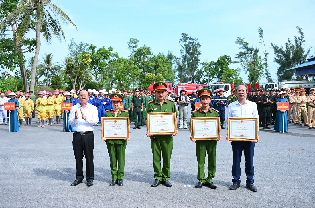 Đồng chí Đại tá Phạm Thành Long, Phó Giám đốc Công an tỉnh, Phó Trưởng Ban Chỉ đạo trao Giấy khen tặng tập thể, cá nhân có thành tích xuất sắc trong tham gia thực tập phương án chữa cháy và CNCH cấp tỉnh năm 2026 tại Kho xăng dầu Bến Thủy
