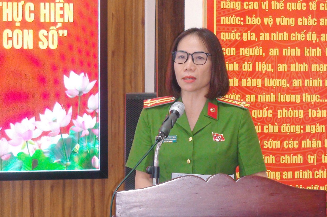 Đại diện chỉ huy Công an phường phát biểu