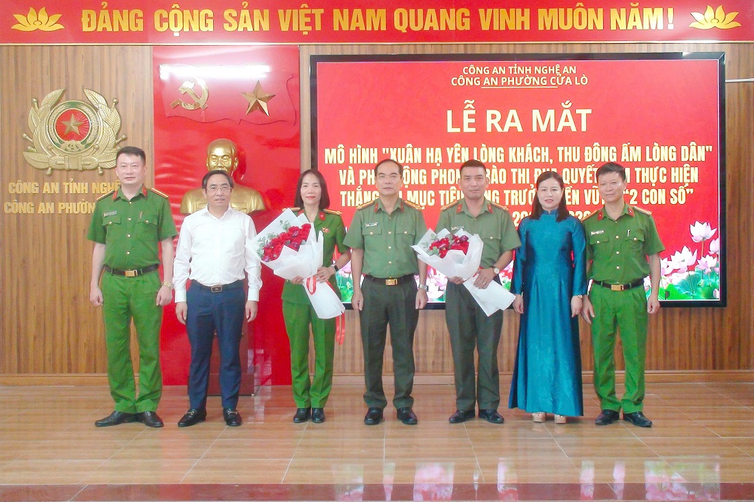 Tặng hoa Ban chỉ đạo mô hình