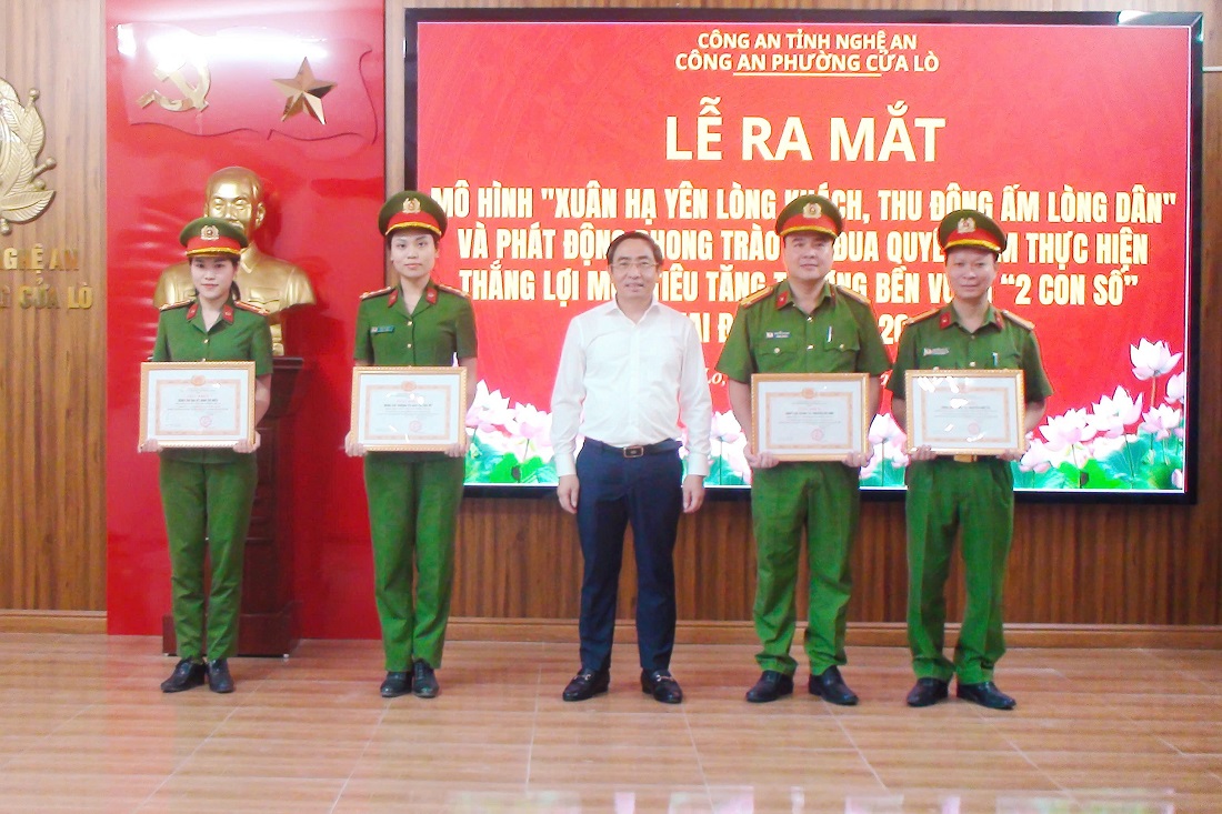 Trao giấy khen tặng tập thể, cá nhân
